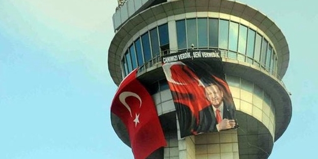 15 Temmuz gecesi işgal edilen uçuş kontrol kulesine Erdoğan pankartı asıldı