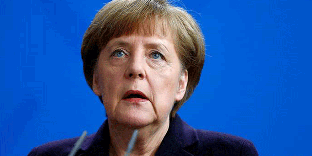 Merkel'e domates attılar: Defol