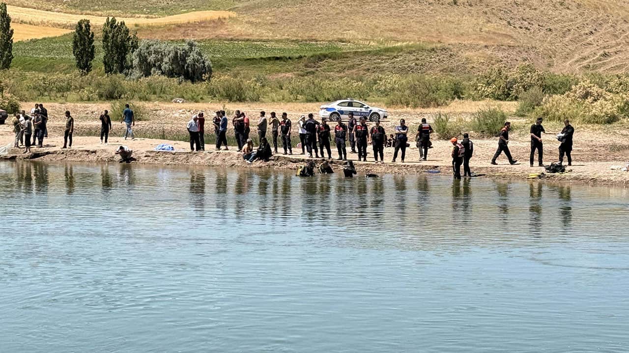Foto - 1 ölü, 1 kayıp! Kızılırmak’ta can pazarı... Çamaşır yıkayan çocuklar akıntıya kapıldı 