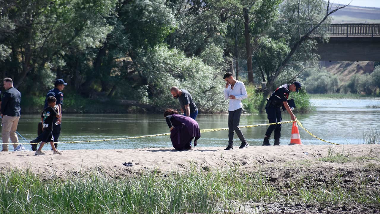 Foto - 1 ölü, 1 kayıp! Kızılırmak’ta can pazarı... Çamaşır yıkayan çocuklar akıntıya kapıldı 