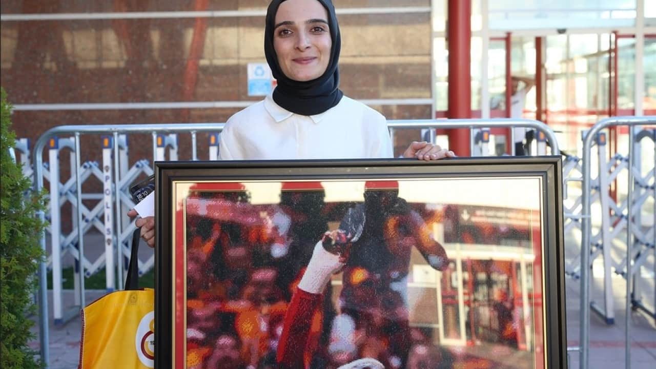 Foto - 135 bin boncukla Osimhen tablosu yaptı! Erzurum'da yıldız futbolcuya hediye etti