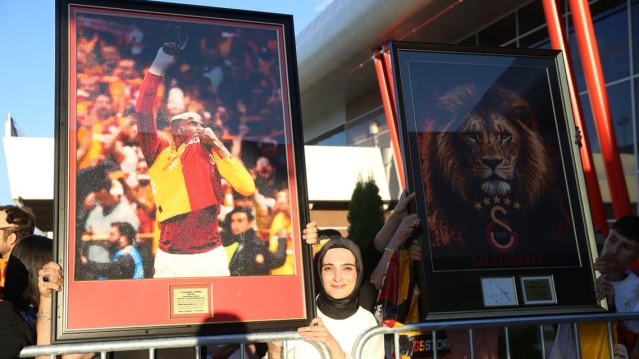 Foto - 135 bin boncukla Osimhen tablosu yaptı! Erzurum'da yıldız futbolcuya hediye etti