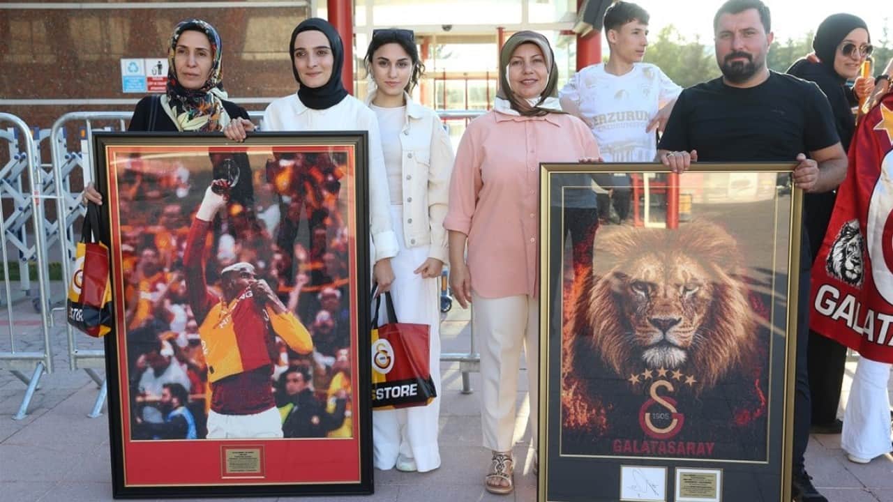 Foto - 135 bin boncukla Osimhen tablosu yaptı! Erzurum'da yıldız futbolcuya hediye etti