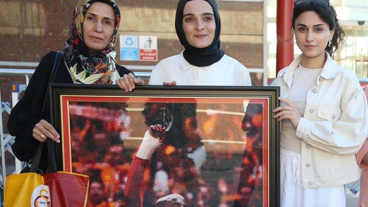 Foto - 135 bin boncukla Osimhen tablosu yaptı! Erzurum'da yıldız futbolcuya hediye etti