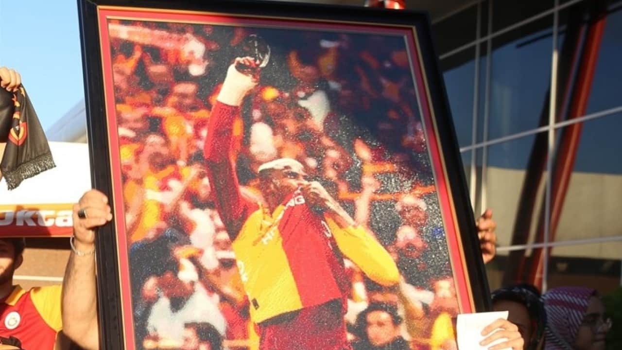 Foto - 135 bin boncukla Osimhen tablosu yaptı! Erzurum'da yıldız futbolcuya hediye etti