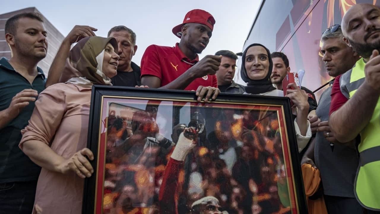 Foto - 135 bin boncukla Osimhen tablosu yaptı! Erzurum'da yıldız futbolcuya hediye etti