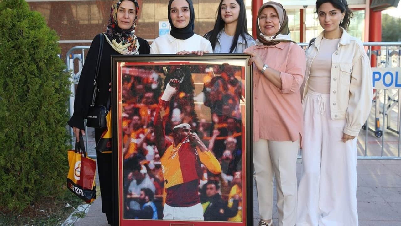 Foto - 135 bin boncukla Osimhen tablosu yaptı! Erzurum'da yıldız futbolcuya hediye etti