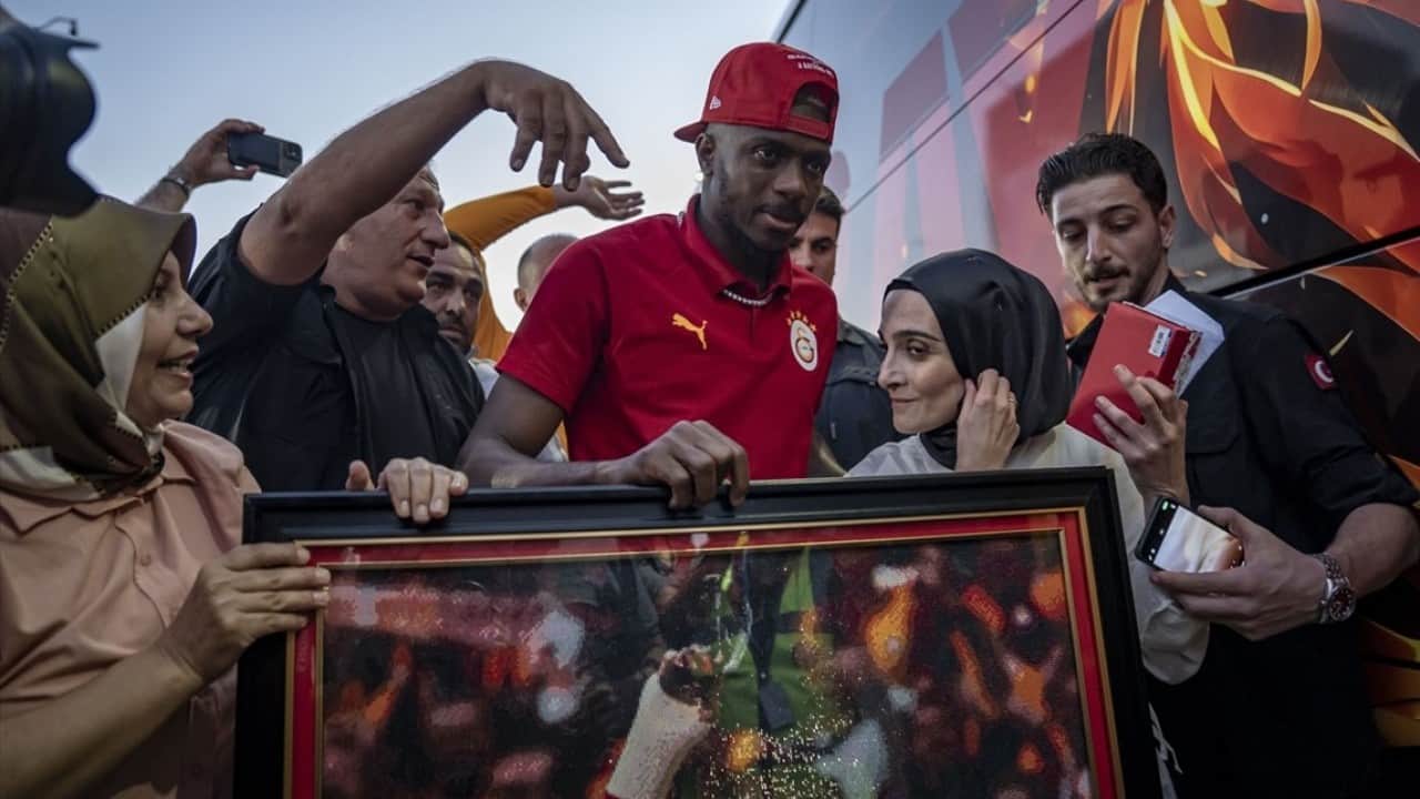 Foto - 135 bin boncukla Osimhen tablosu yaptı! Erzurum'da yıldız futbolcuya hediye etti