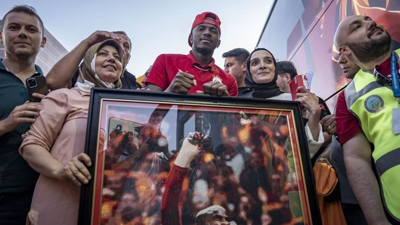 135 bin boncukla Osimhen tablosu yaptı! Erzurum'da yıldız futbolcuya hediye etti