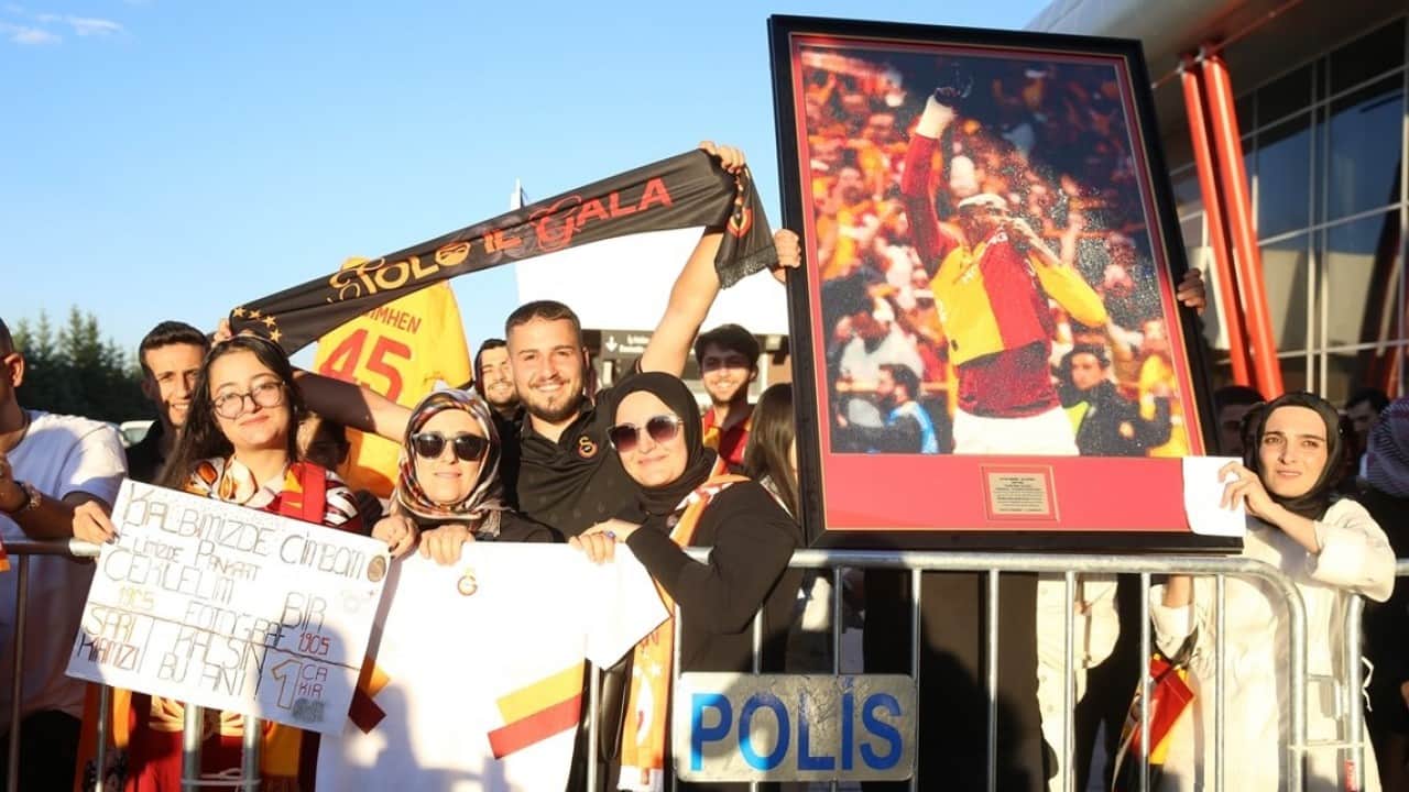 Foto - 135 bin boncukla Osimhen tablosu yaptı! Erzurum'da yıldız futbolcuya hediye etti