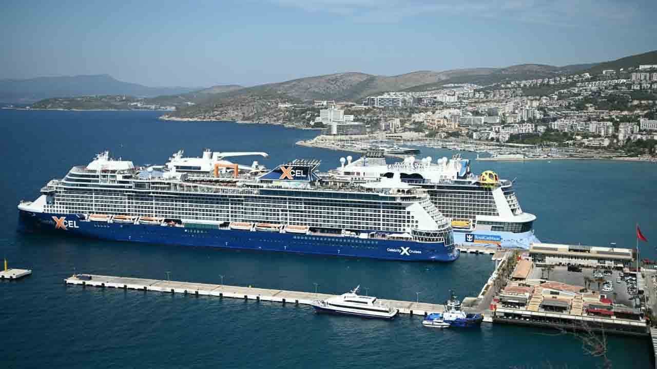 Foto - 2 kruvaziyerden 7 bin 818 turist: Kuşadası'na ABD’li yağmuru