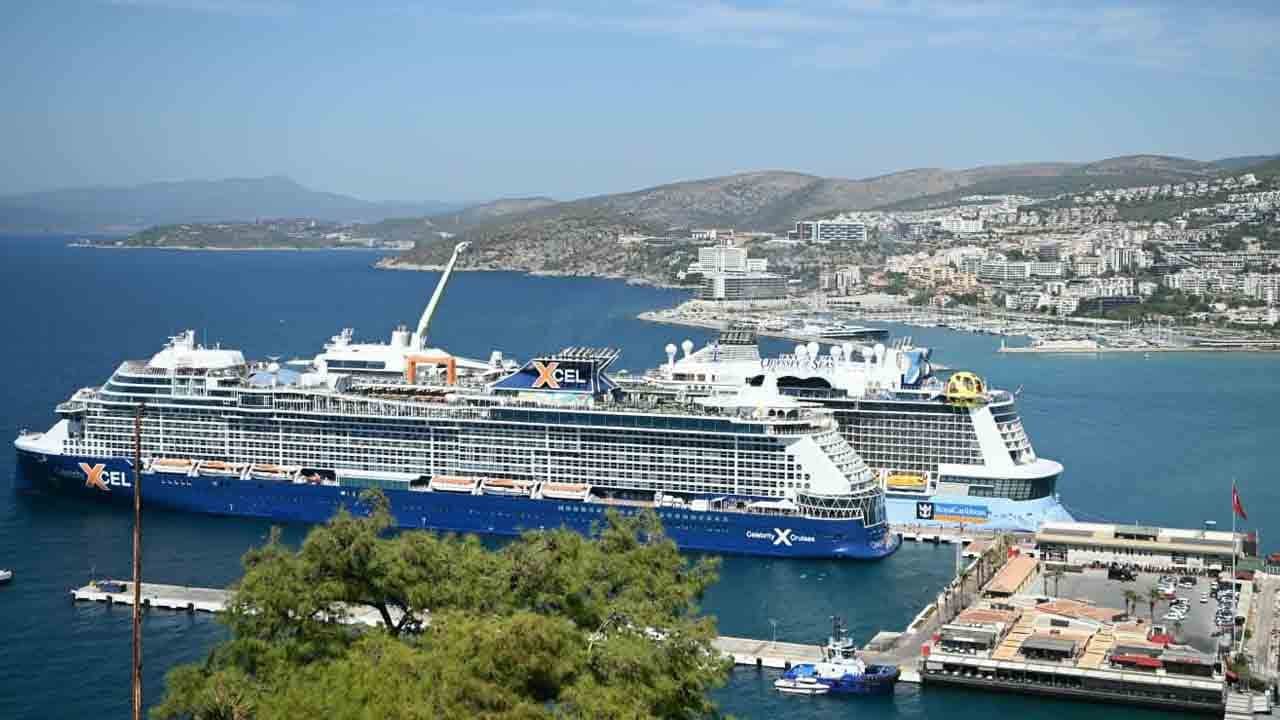 Foto - 2 kruvaziyerden 7 bin 818 turist: Kuşadası'na ABD’li yağmuru
