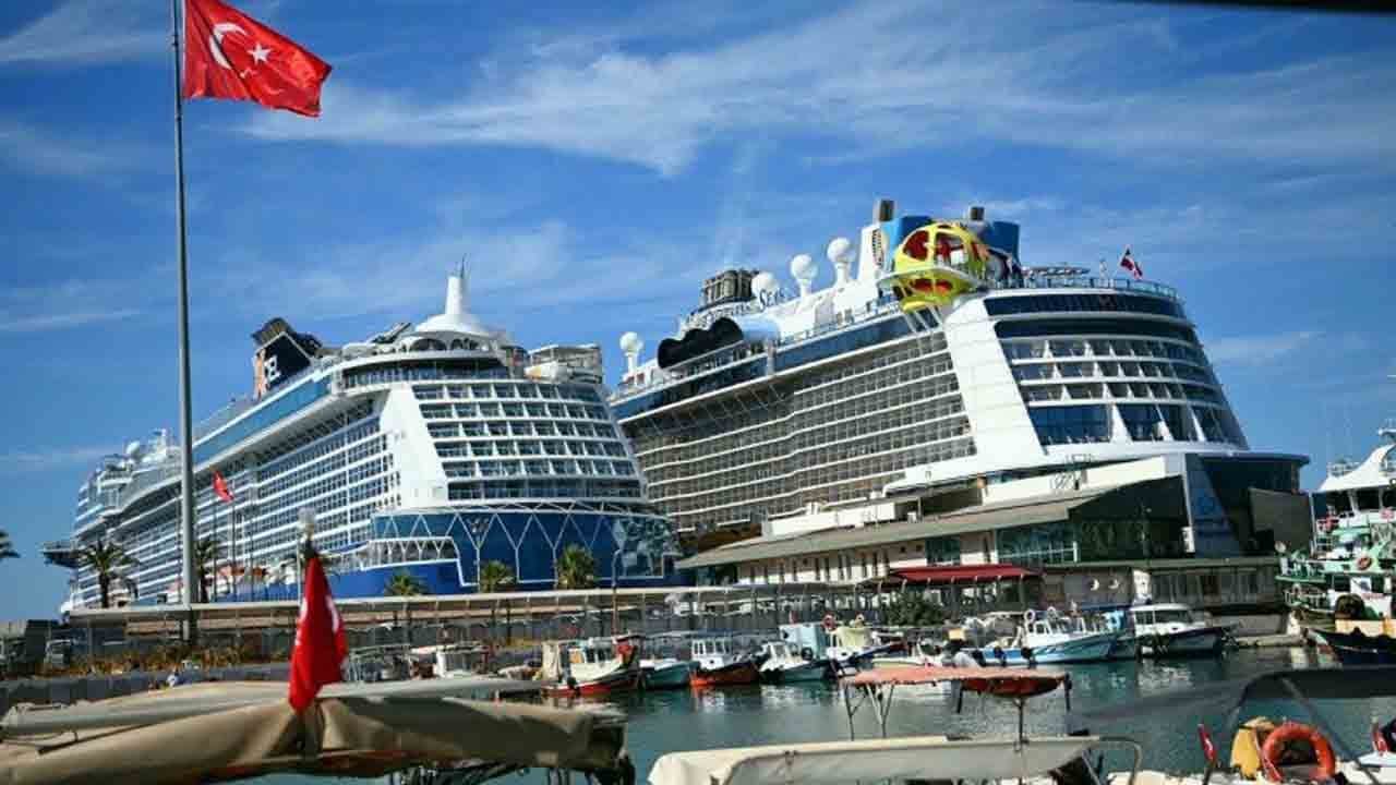 2 kruvaziyerden 7 bin 818 turist: Kuşadası'na ABD’li yağmuru