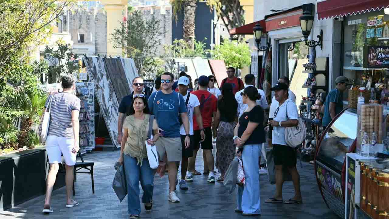 Foto - 2 kruvaziyerden 7 bin 818 turist: Kuşadası'na ABD’li yağmuru