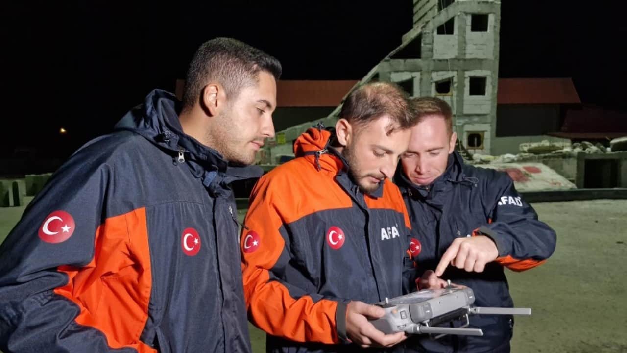 Foto - 20 birliğe yapay zeka destekli aydınlatma dronu! AFAD’ın hava ve gece gözü güçleniyor