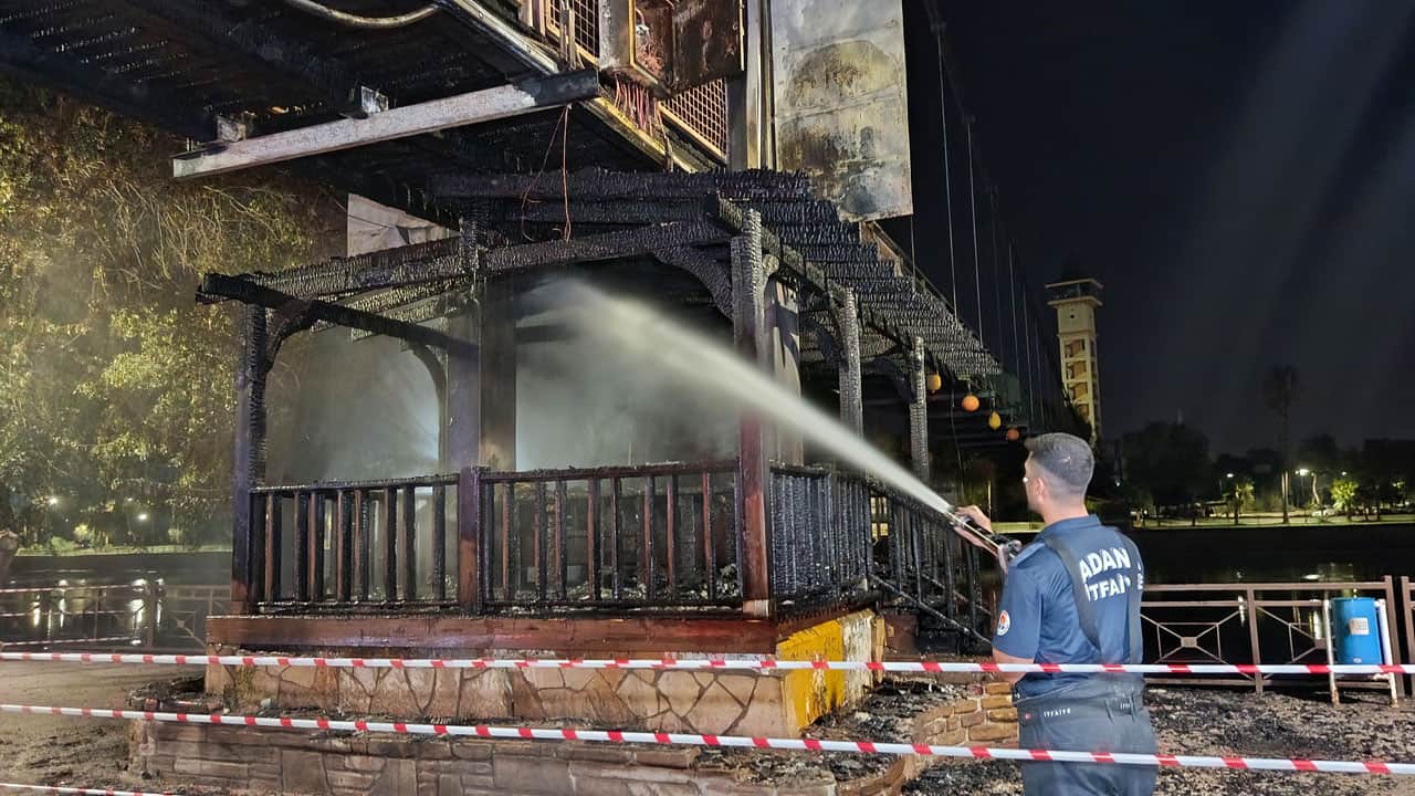 Foto - 20 metrelik bölüm yandı! Seyhan Nehri üzerindeki köprü alevlere teslim oldu