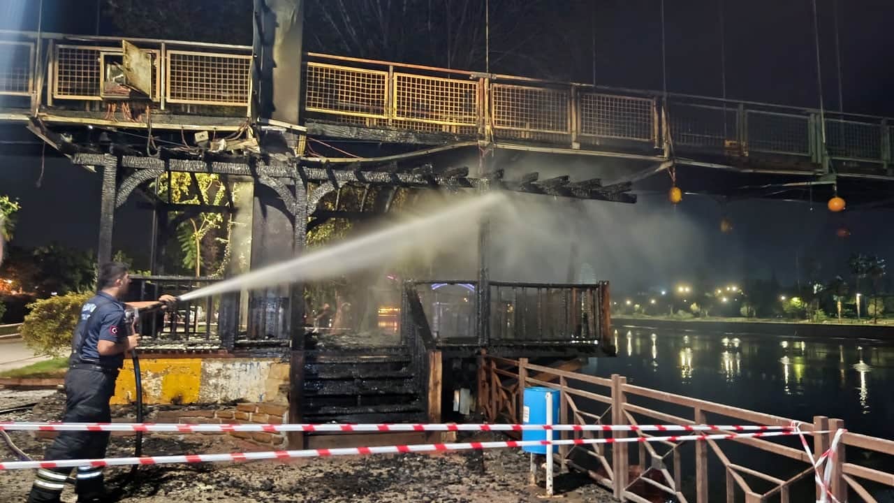 Foto - 20 metrelik bölüm yandı! Seyhan Nehri üzerindeki köprü alevlere teslim oldu
