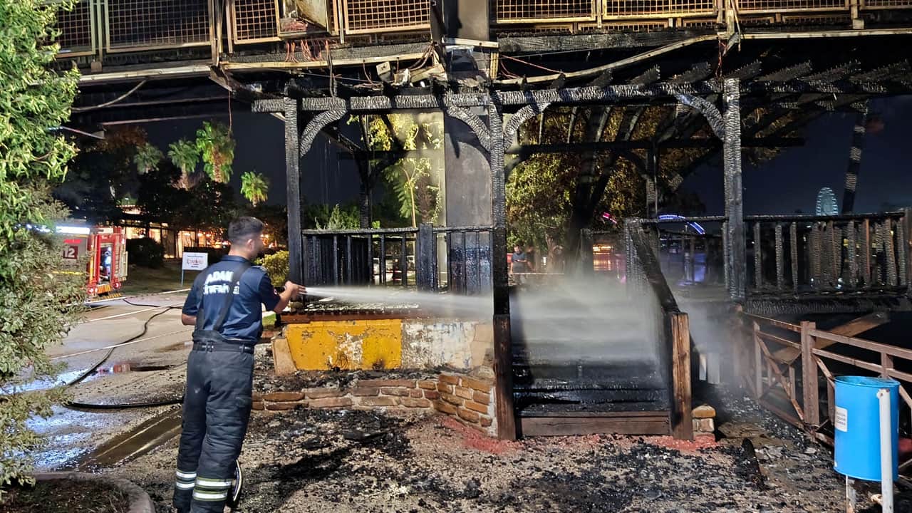 Foto - 20 metrelik bölüm yandı! Seyhan Nehri üzerindeki köprü alevlere teslim oldu