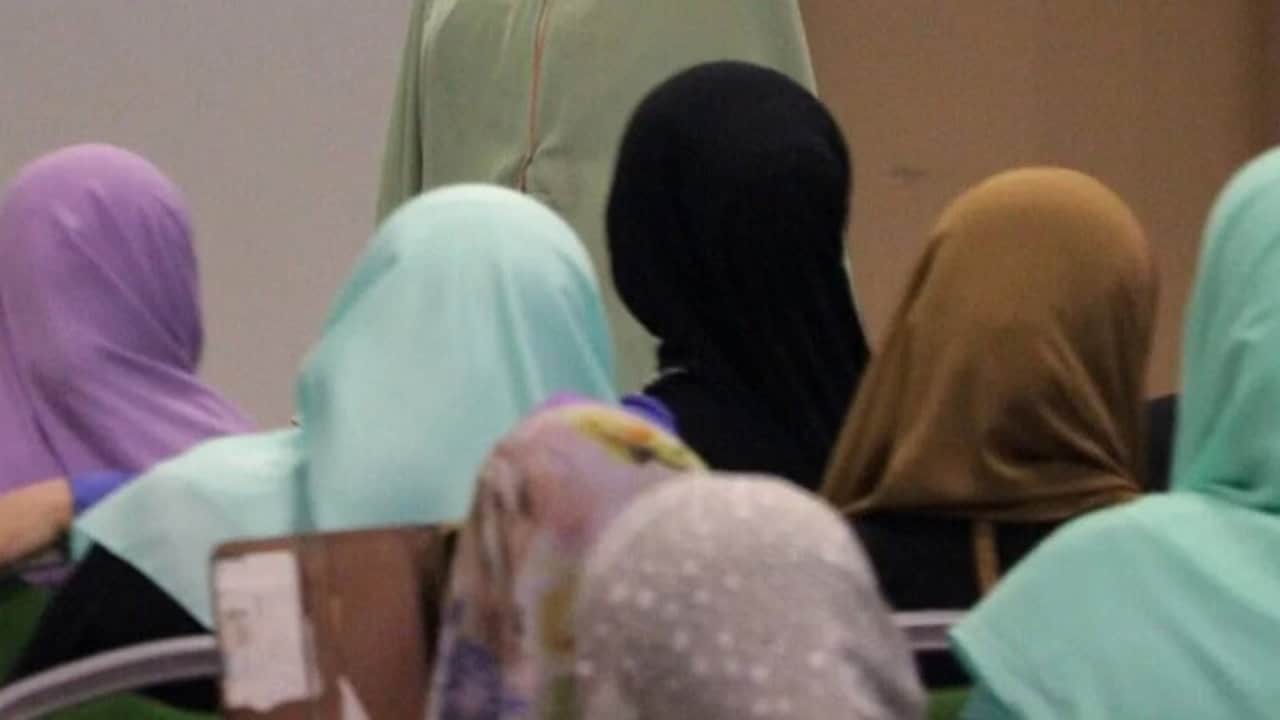 Foto - 28 Şubat, dost sandığımız ülkede hortladı! "Kardeş" Azerbaycan’da başörtülü öğrencilerin görüntüsü yürekleri dağladı