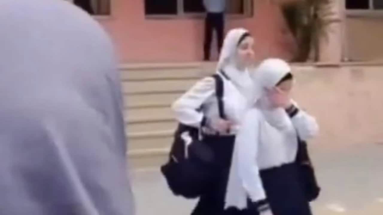 Foto - 28 Şubat, dost sandığımız ülkede hortladı! "Kardeş" Azerbaycan’da başörtülü öğrencilerin görüntüsü yürekleri dağladı