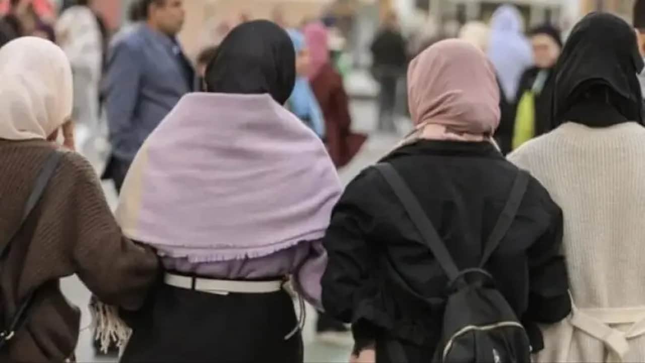 Foto - 28 Şubat, dost sandığımız ülkede hortladı! "Kardeş" Azerbaycan’da başörtülü öğrencilerin görüntüsü yürekleri dağladı