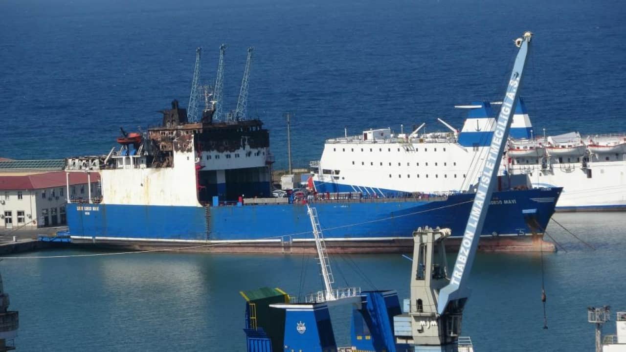 Foto - 3 kez üst üste hedef alındı Dron saldırısına uğrayan gemi Trabzon’a geldi.
