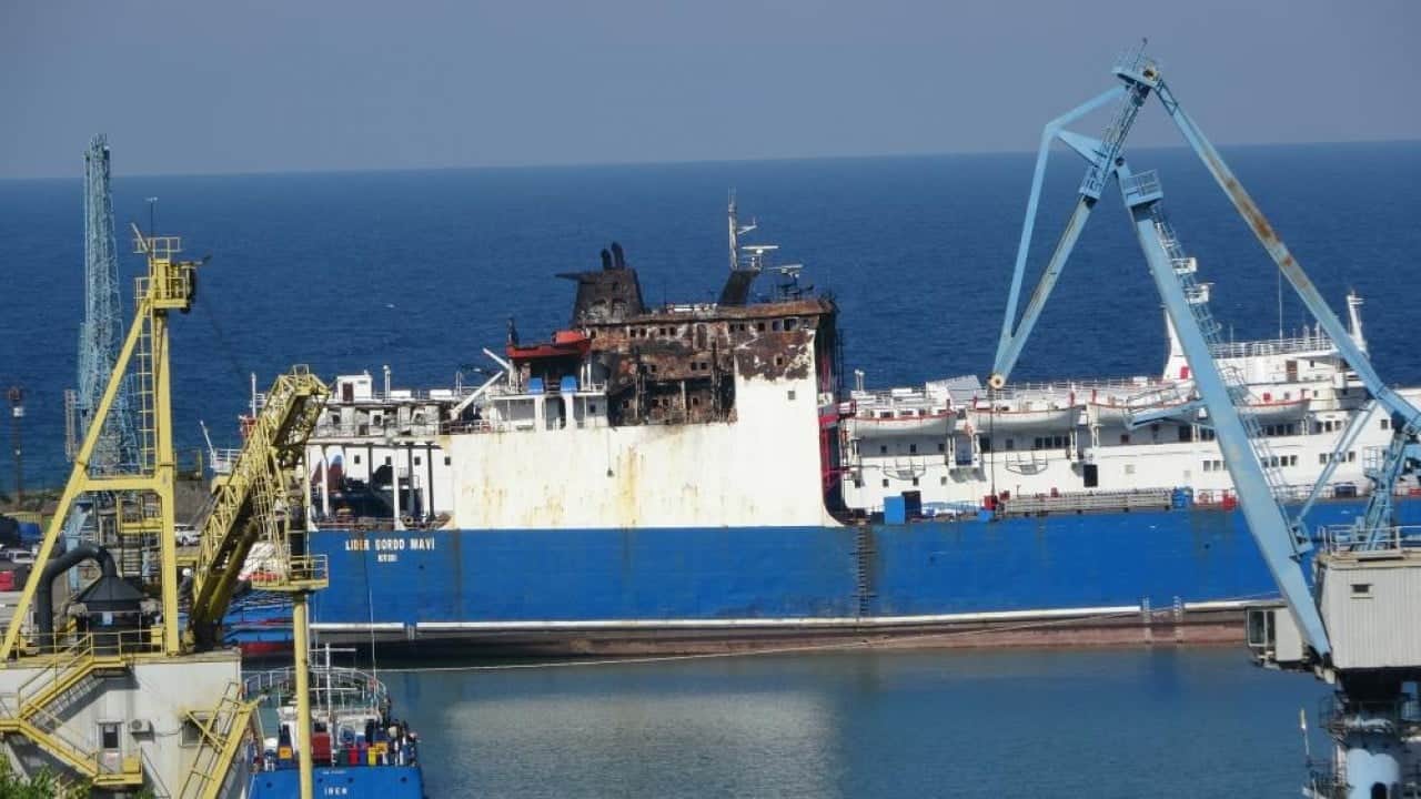 Foto - 3 kez üst üste hedef alındı Dron saldırısına uğrayan gemi Trabzon’a geldi.