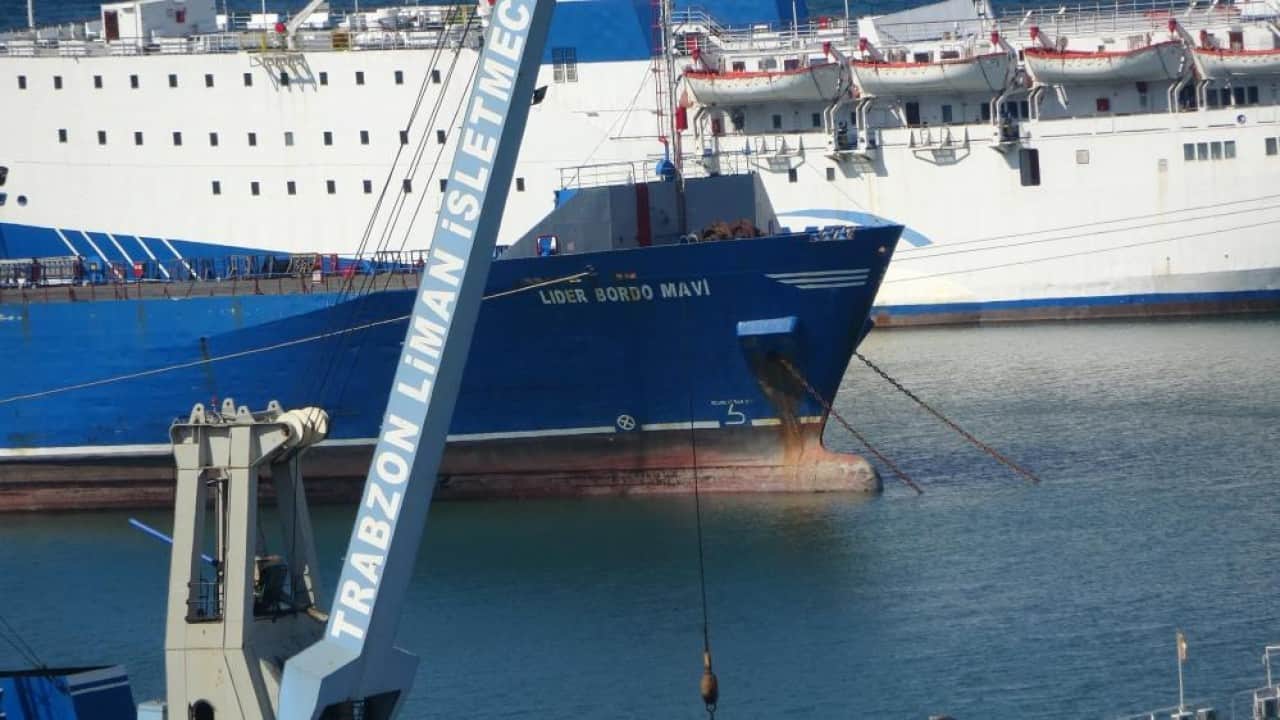 Foto - 3 kez üst üste hedef alındı Dron saldırısına uğrayan gemi Trabzon’a geldi.