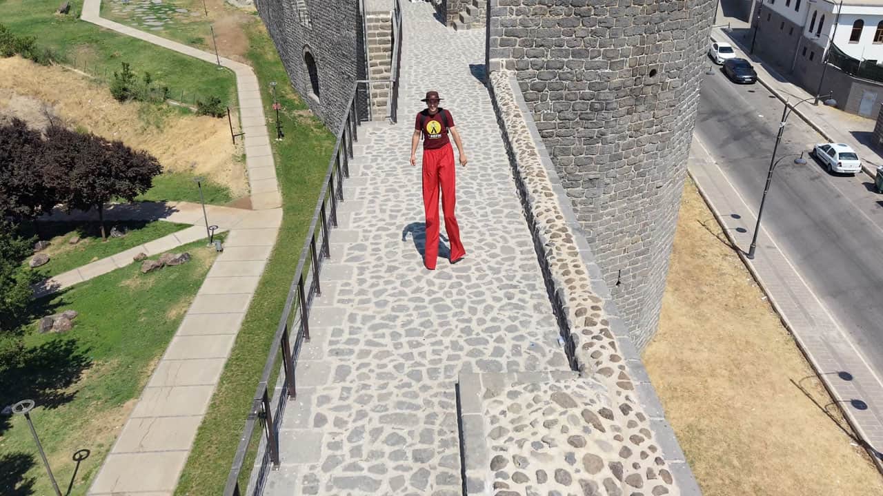 Foto - 3 metreyi aşan tahta bacaklarla yasak dinlemedi! UNESCO mirası surlarda tehlikeli gösteri