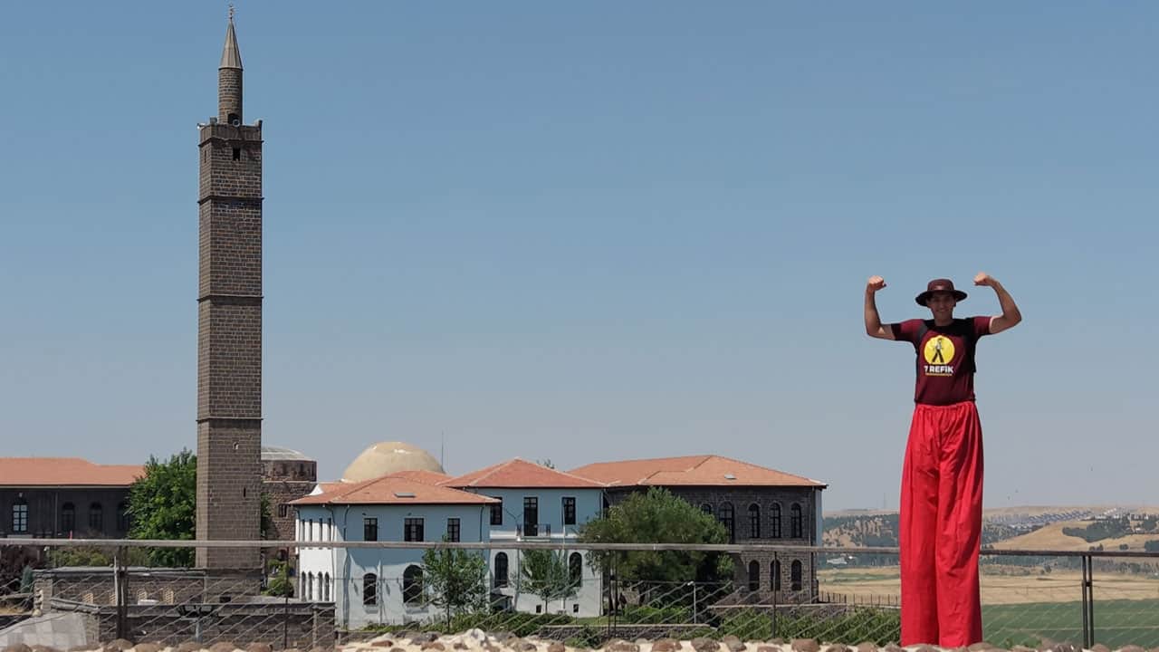 Foto - 3 metreyi aşan tahta bacaklarla yasak dinlemedi! UNESCO mirası surlarda tehlikeli gösteri