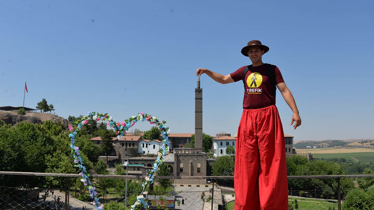 Foto - 3 metreyi aşan tahta bacaklarla yasak dinlemedi! UNESCO mirası surlarda tehlikeli gösteri