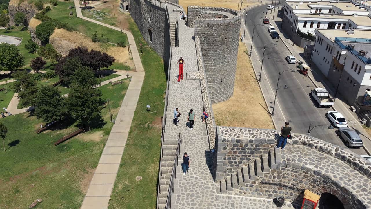 Foto - 3 metreyi aşan tahta bacaklarla yasak dinlemedi! UNESCO mirası surlarda tehlikeli gösteri