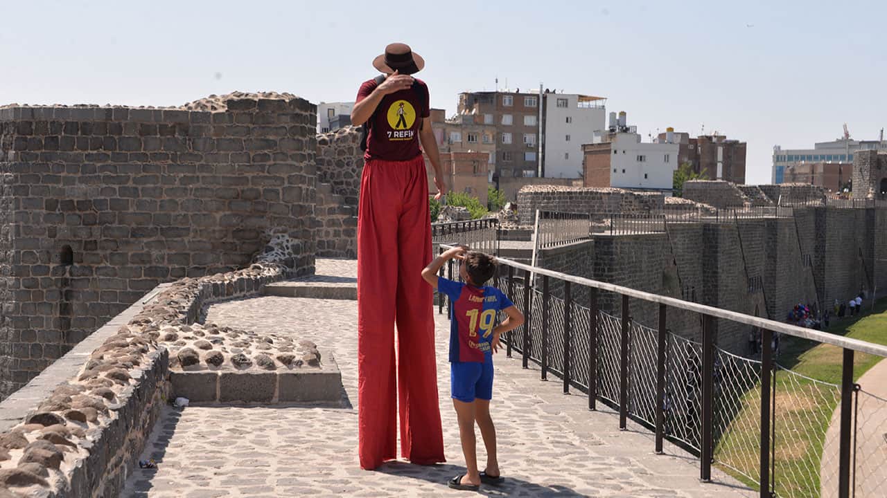 Foto - 3 metreyi aşan tahta bacaklarla yasak dinlemedi! UNESCO mirası surlarda tehlikeli gösteri