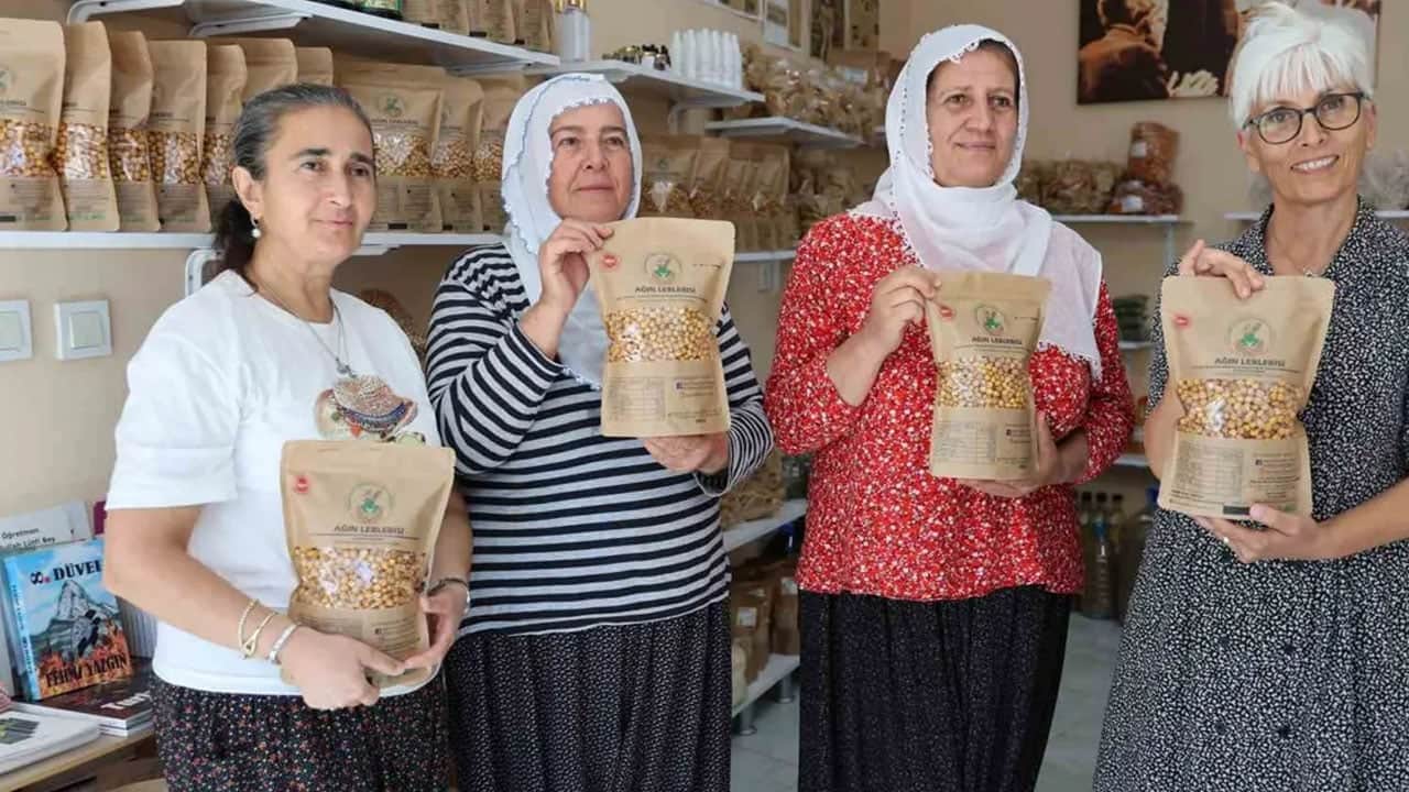 Foto - 30 yıl sonra memleketine döndü, iş kurdu: 22 kadın şimdi Avrupa'ya leblebi satıyor