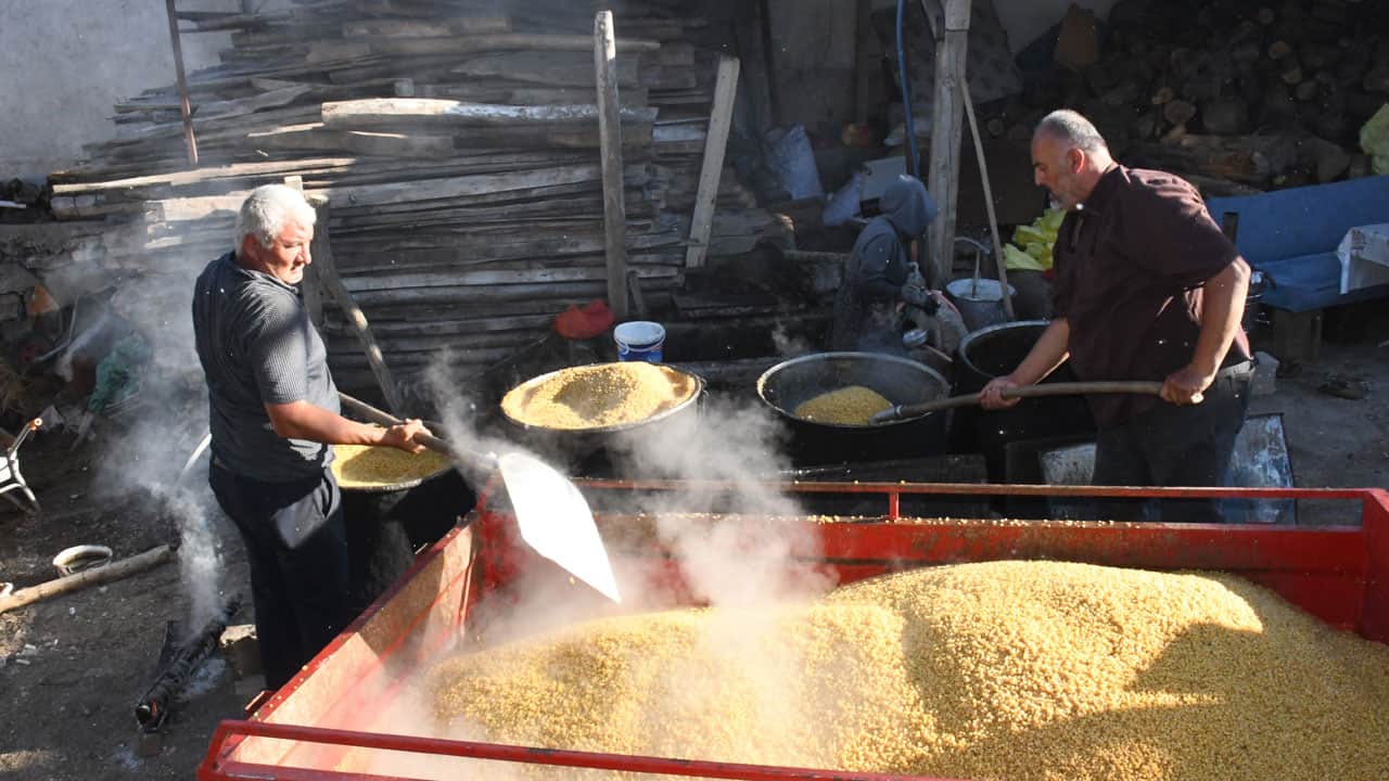 Foto - 32 derece sıcakta dev kazanları kaynatıyorlar! Sofralara gelmesi 3 gün sürüyor