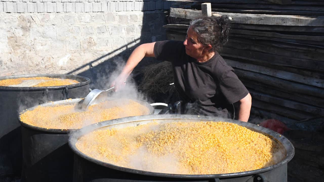 Foto - 32 derece sıcakta dev kazanları kaynatıyorlar! Sofralara gelmesi 3 gün sürüyor