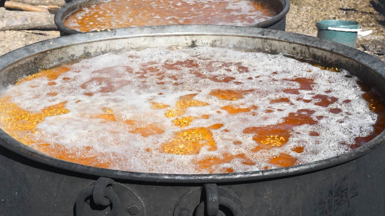 32 derece sıcakta dev kazanları kaynatıyorlar! Sofralara gelmesi 3 gün sürüyor
