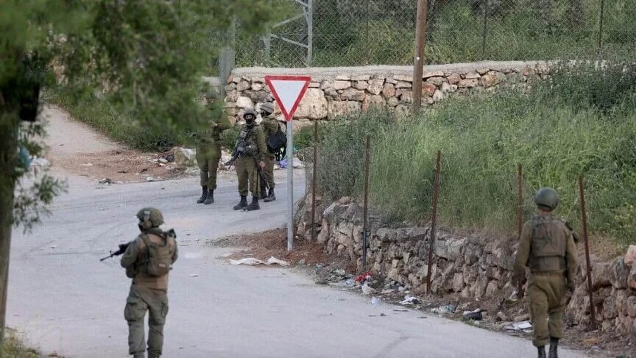 Foto - 32 Filistinli İsrail kısıtlamaları nedeniyle 2 haftadır mahsur Çocuk katili Siyonist köyü hapishaneye çevirdi