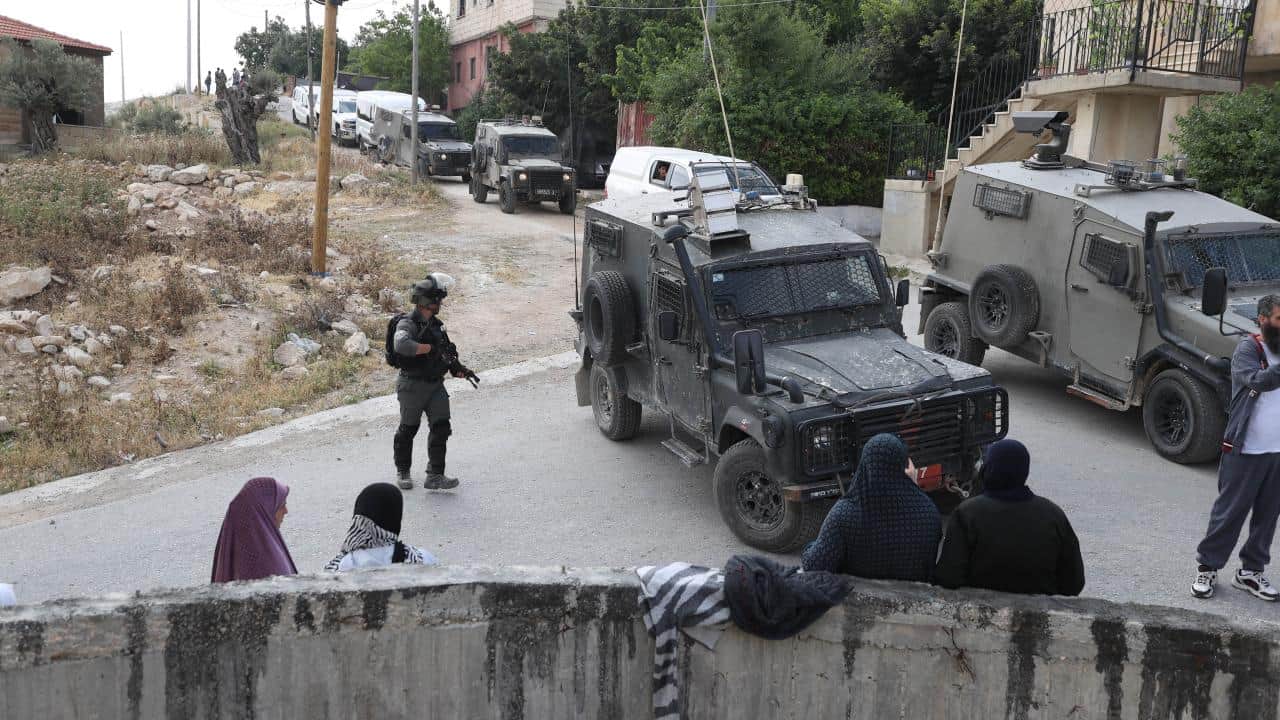Foto - 32 Filistinli İsrail kısıtlamaları nedeniyle 2 haftadır mahsur Çocuk katili Siyonist köyü hapishaneye çevirdi