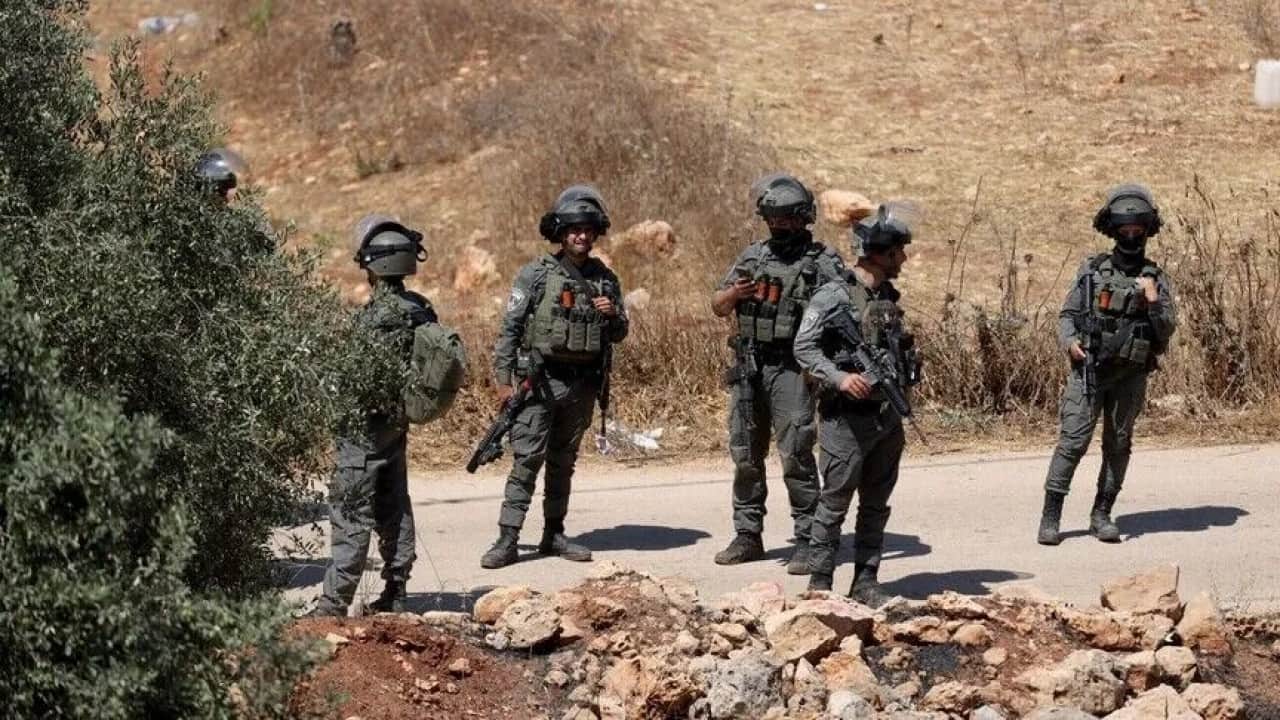 Foto - 32 Filistinli İsrail kısıtlamaları nedeniyle 2 haftadır mahsur Çocuk katili Siyonist köyü hapishaneye çevirdi