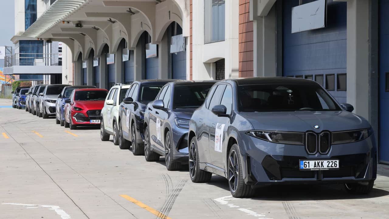 Foto - 33 dev rakibini geride bıraktı! Türkiye’de 2026 Yılının En İyi Otomobili Renault Clio seçildi!