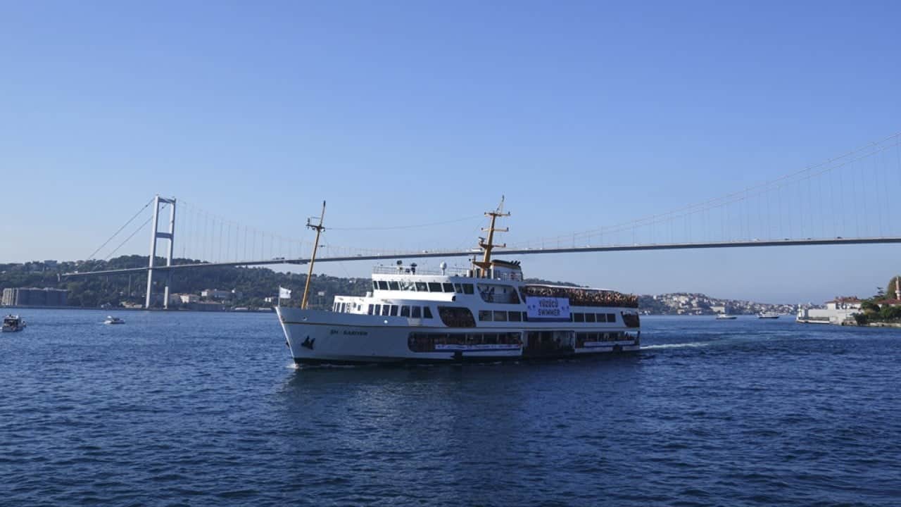 Foto - 38. Boğaziçi Kıtalararası Yüzme Yarışı başladı! Yüzücülerden Filistin'e destek
