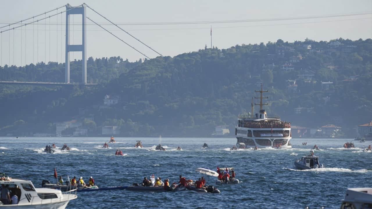 Foto - 38. Boğaziçi Kıtalararası Yüzme Yarışı başladı! Yüzücülerden Filistin'e destek