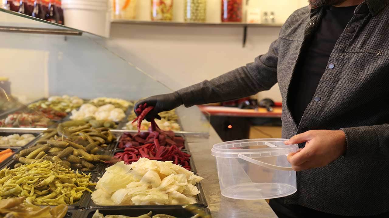 4 bin yıllık lezzet sırrı ortaya çıktı! Sirkesiz ve limonsuz kurulan o turşu tam bir şifa deposu çıktı