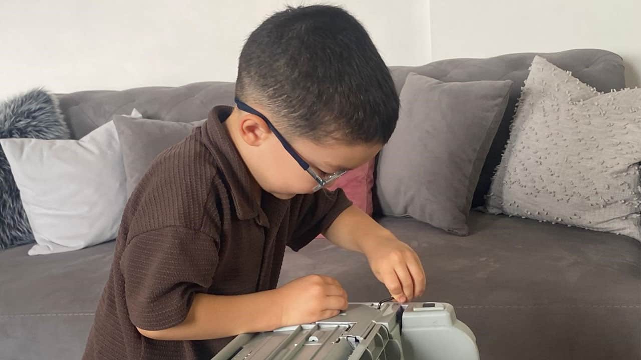 Foto - 4 yaşında ama söküyor, takıyor, inceliyor! Elektronik aletlerle oyuncak gibi oynuyor