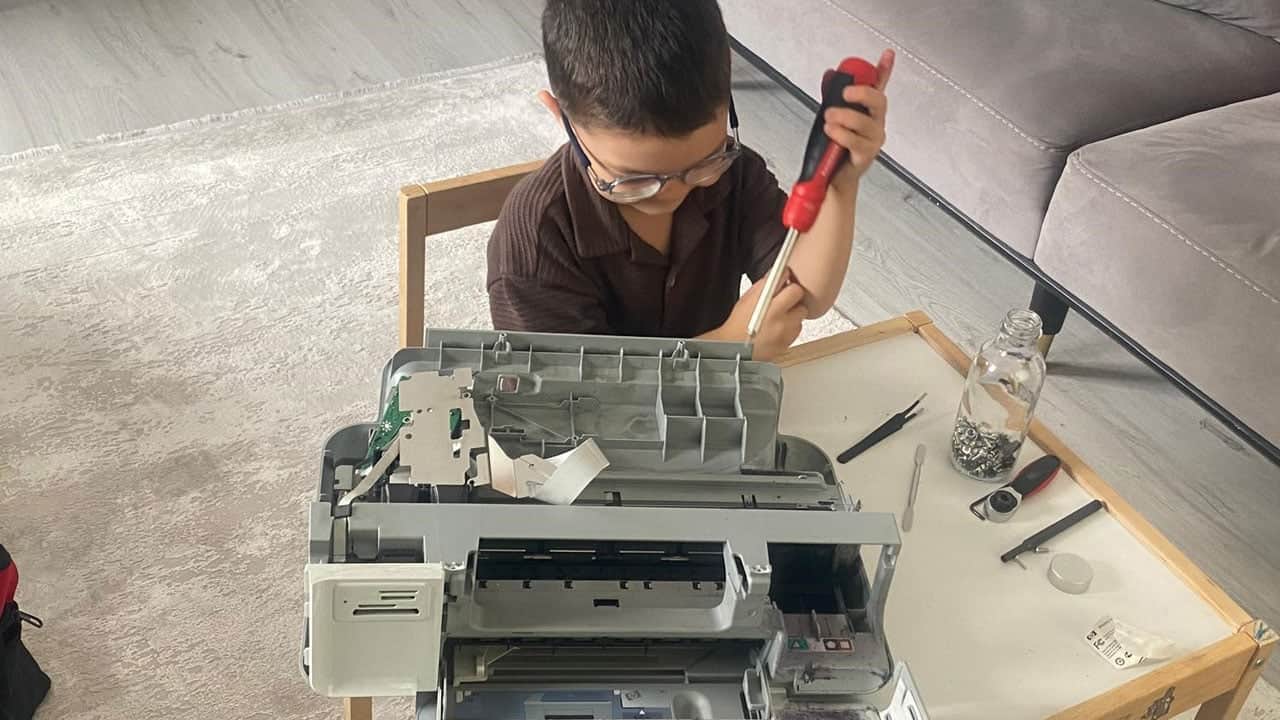 4 yaşında ama söküyor, takıyor, inceliyor! Elektronik aletlerle oyuncak gibi oynuyor
