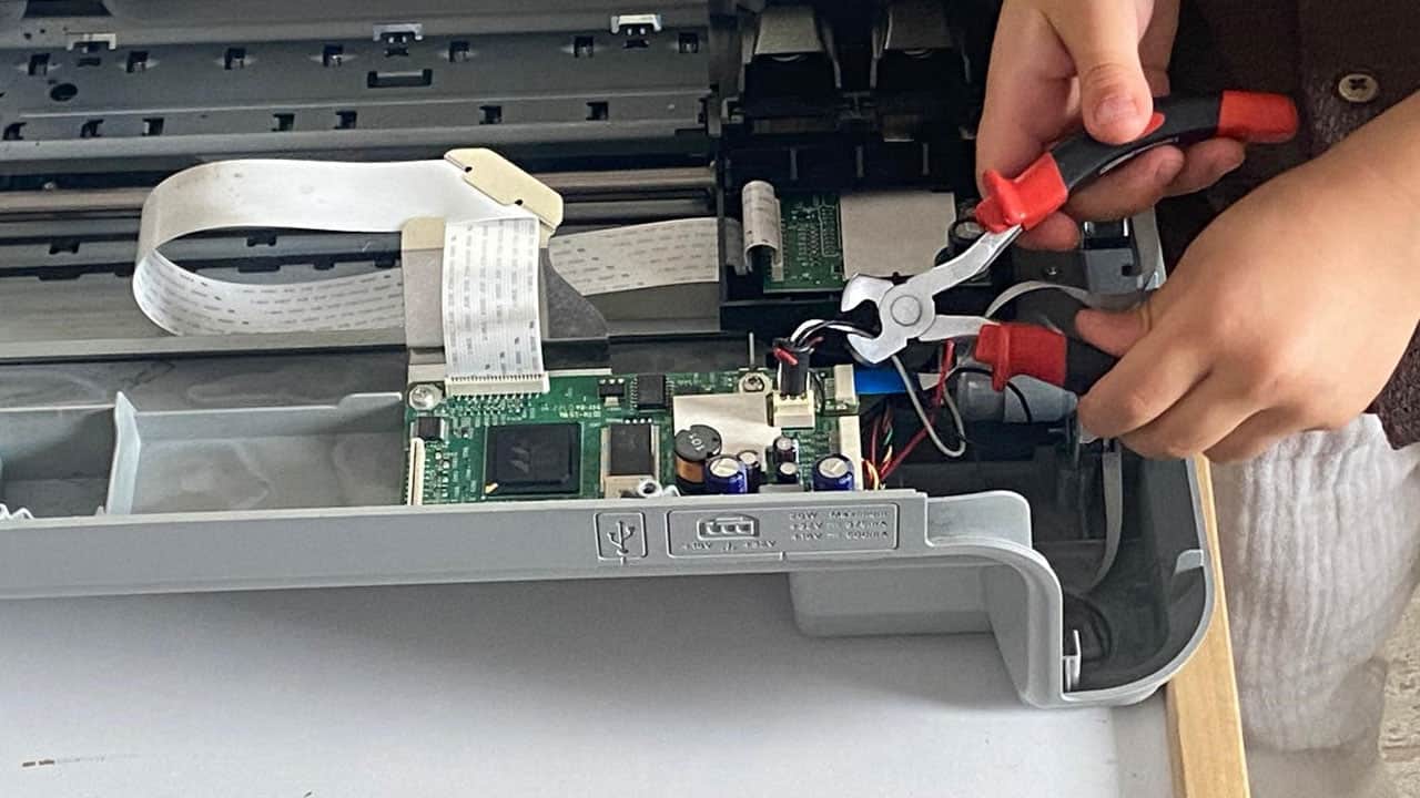 Foto - 4 yaşında ama söküyor, takıyor, inceliyor! Elektronik aletlerle oyuncak gibi oynuyor