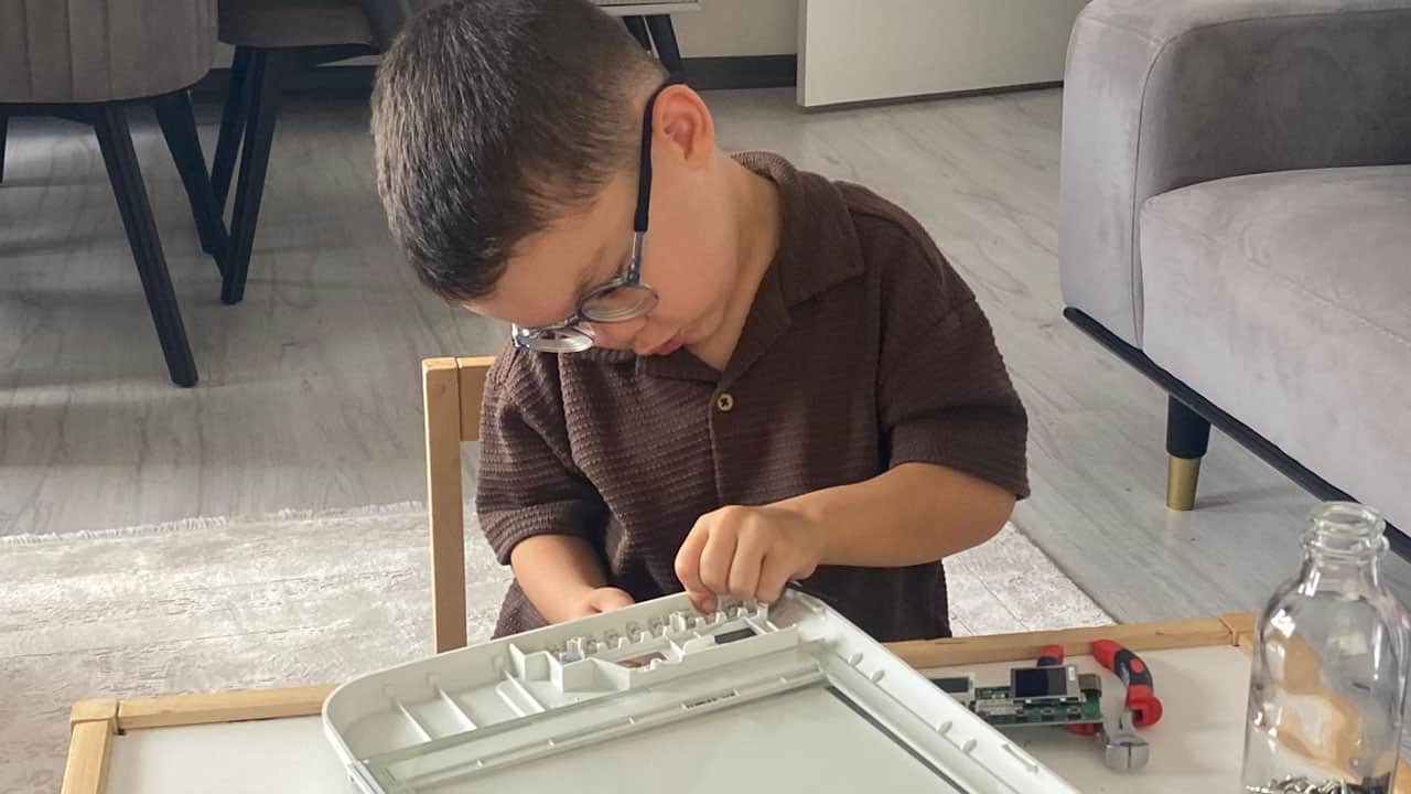 Foto - 4 yaşında ama söküyor, takıyor, inceliyor! Elektronik aletlerle oyuncak gibi oynuyor