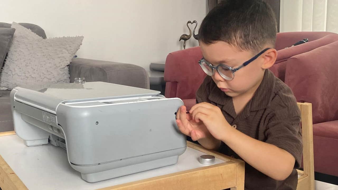 Foto - 4 yaşında ama söküyor, takıyor, inceliyor! Elektronik aletlerle oyuncak gibi oynuyor