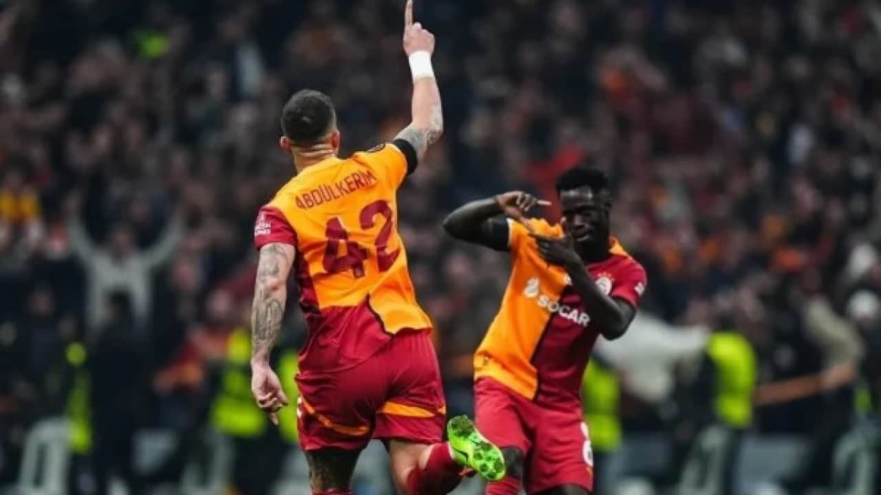 Foto - 60 yıldır böylesi görülmedi! Galatasaray'ın defansı yol geçen hanı
